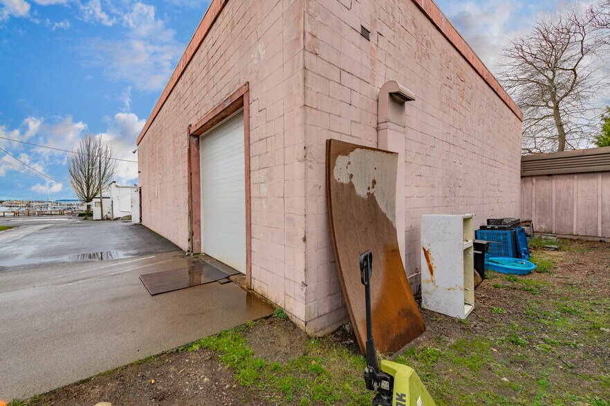 More Photos Of 253 Martin St, Blaine Office For Sale