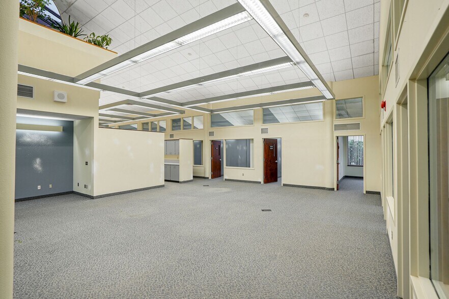 More Photos Of 2965 Ryan Dr SE, Salem Office For Sale