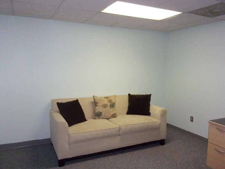 More Photos Of 114 Oakgrove Rd, Dulles Town Center Warehouse For Sale