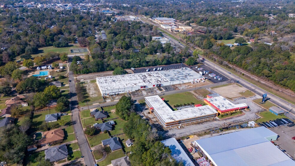 More Photos Of 806 Willowcreek Dr, Jacksonville Warehouse For Lease