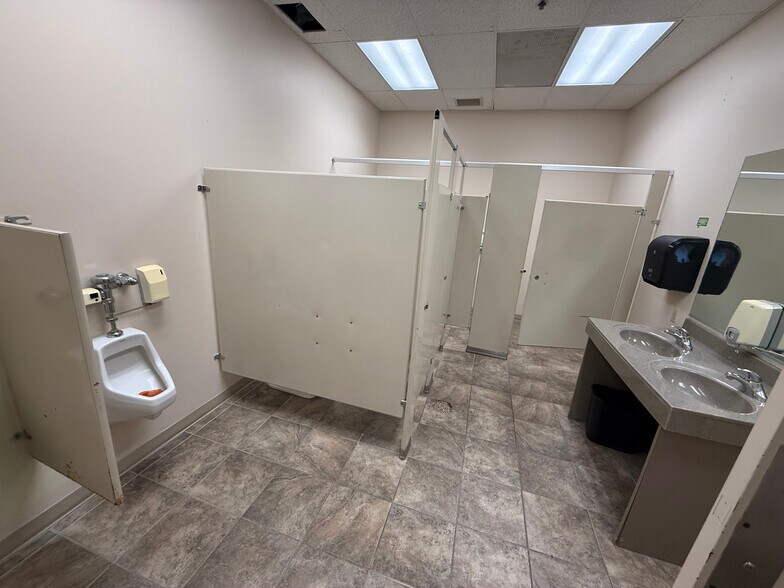 More Photos Of 1995 G Ave, Red Oak Industrial For Lease