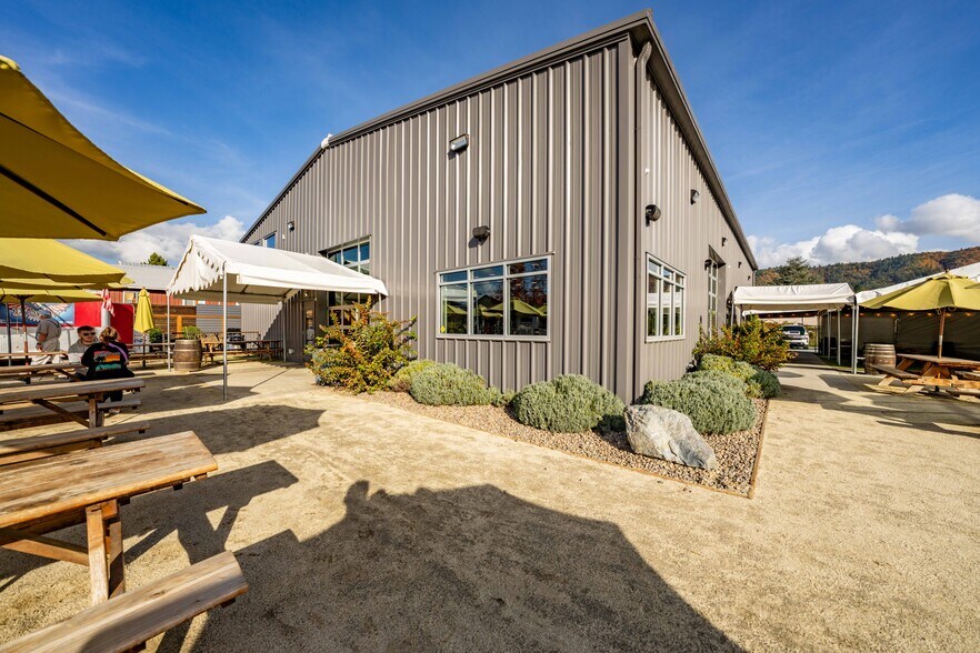 More Photos Of 1863 NW Washington Blvd, Grants Pass General Retail For Sale