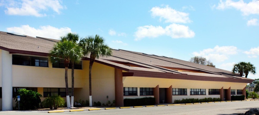 More Photos Of 12811 Kenwood Ln, Fort Myers Office For Lease