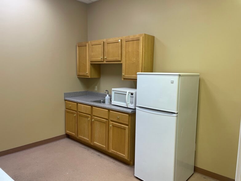 More Photos Of 6131 Shallowford Rd, Chattanooga Office For Sale