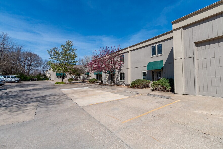 More Photos Of 2500 W 31st St, Lawrence Office For Sale