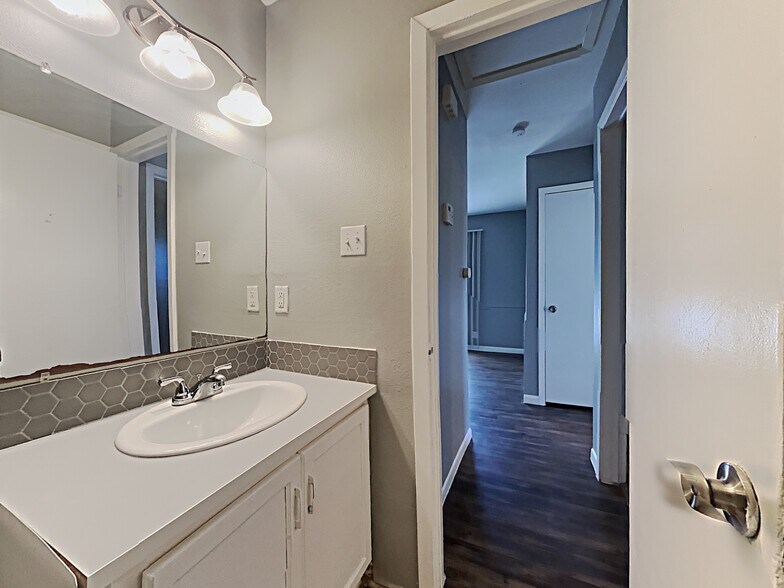 More Photos Of 1010 N Meadows Dr, Austin Apartments For Sale