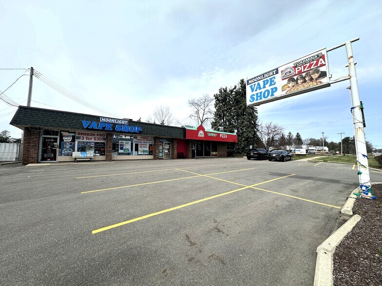 More Photos Of 31779-31799 Middlebelt Rd, Farmington Hills Restaurant For Lease