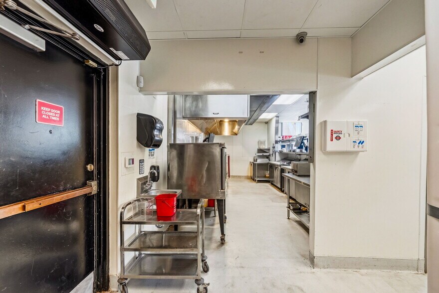 More Photos Of 465 N Fairfax Ave, Los Angeles Fast Food For Lease