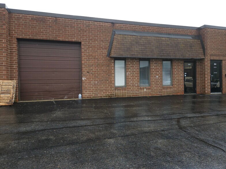 More Photos Of 840-876 N Ridge Ave, Lombard Warehouse For Lease
