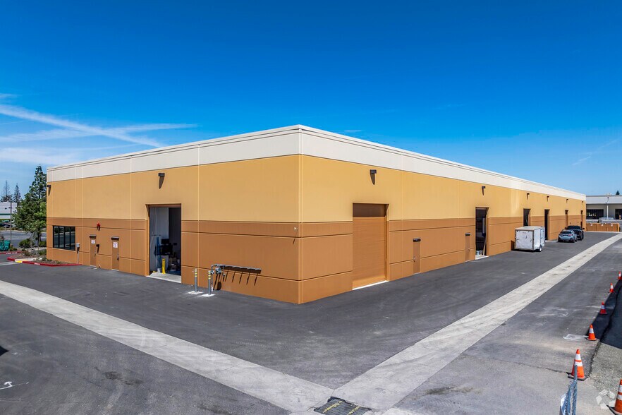 More Photos Of 10612 Industrial Ave, Roseville Warehouse For Lease