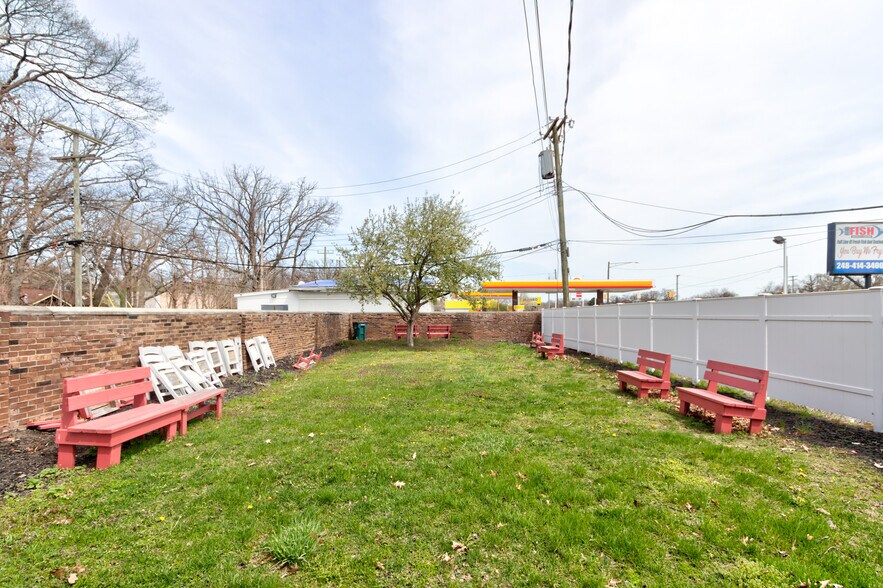 More Photos Of 2520 Rochester Rd, Royal Oak Office For Lease