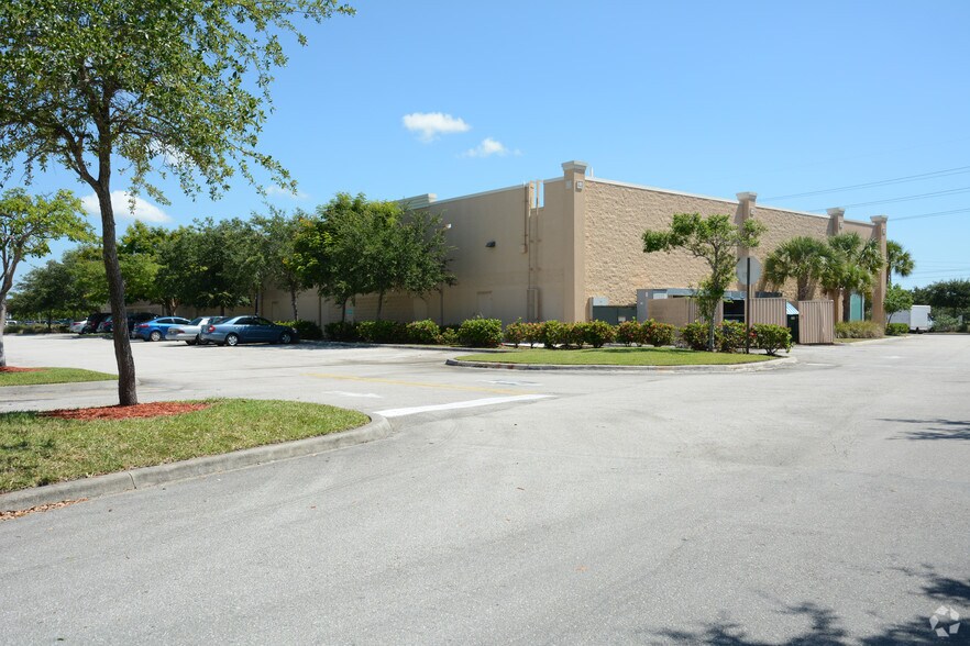 More Photos Of 10921-10941 S US 1 Hwy, Port Saint Lucie Storefront For Lease