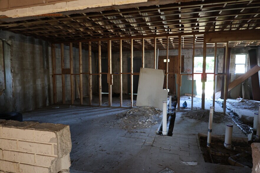 More Photos Of 14100 W Dixie Hwy, Miami Restaurant For Lease