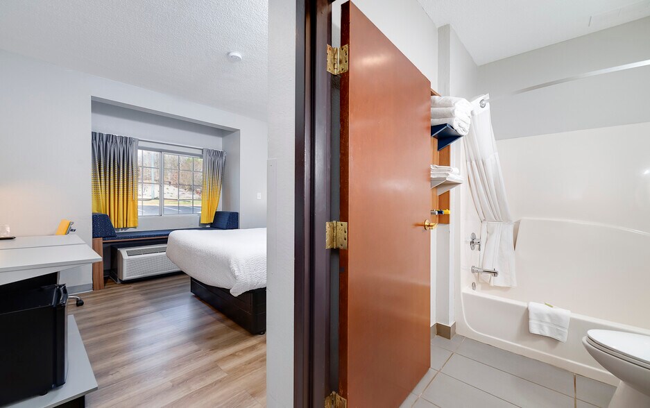 More Photos Of 195 Country Club Dr, Stockbridge Hotel For Sale