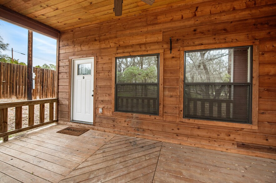 More Photos Of 101 Hunters Glen Dr, San Marcos Flex For Sale