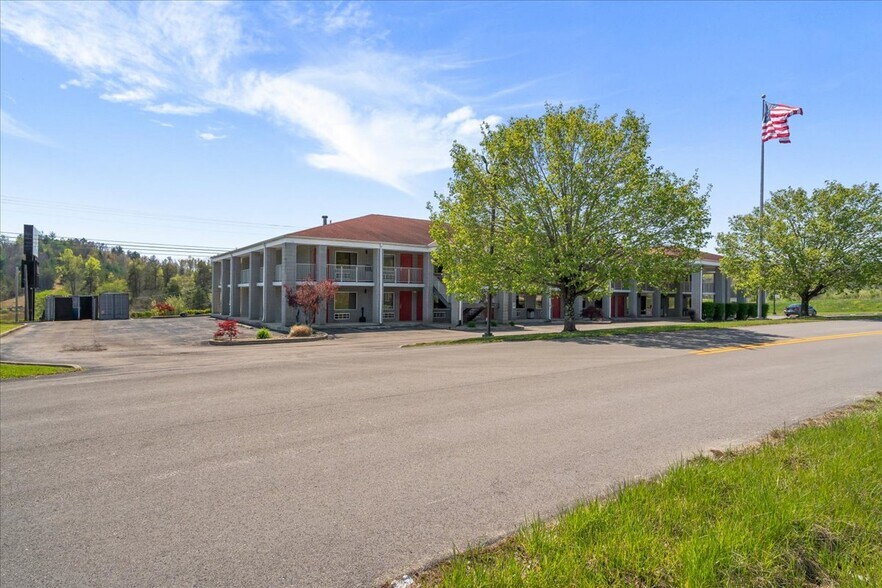 More Photos Of 182 Quillen Chapel Service Rd, Campton Hotel For Sale