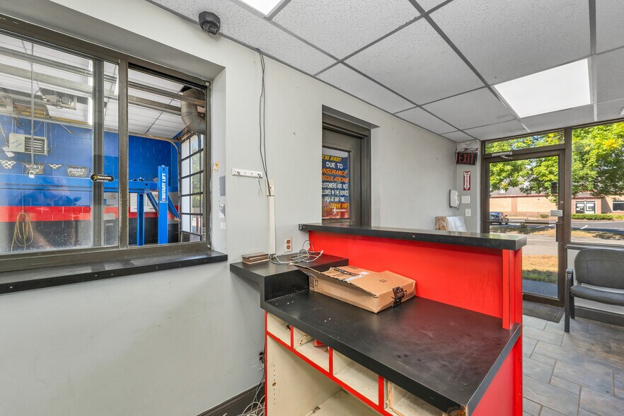 More Photos Of 386 Daniel Webster Hwy, Merrimack Auto Repair For Sale