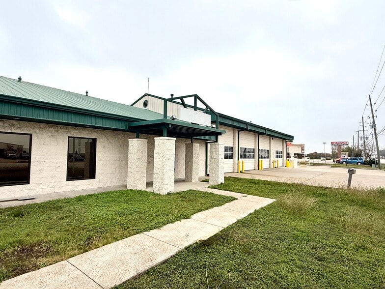 More Photos Of 6404 N Eldridge Pky, Houston Flex For Lease