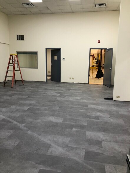 More Photos Of 265-281 N Industrial Dr, Bradley Showroom For Lease