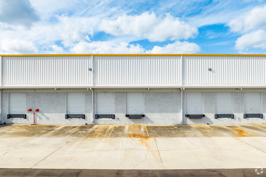 More Photos Of 6708 Harney Rd, Tampa Distribution For Lease