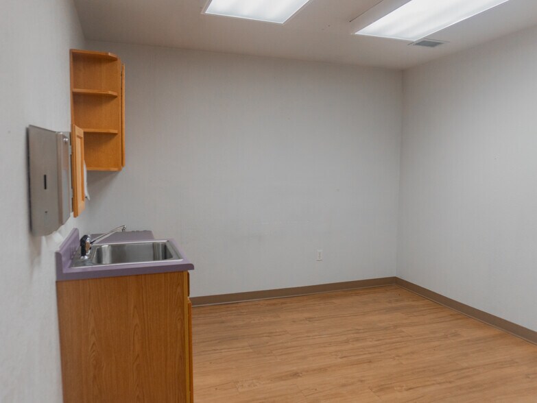 More Photos Of 1604 2nd Ave, Council Bluffs Office For Sale