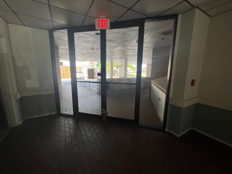 More Photos Of 420 Tamiami Trl S, Venice Medical For Sale