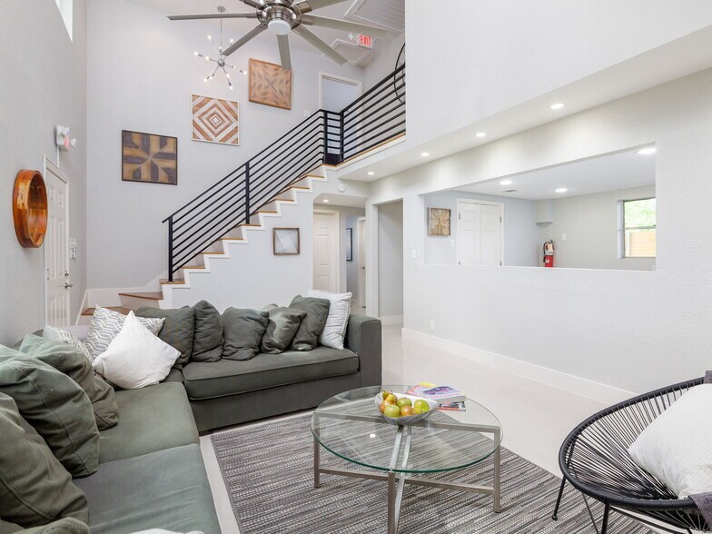 More Photos Of 1115 W Slaughter Ln, Austin Office Residential For Lease