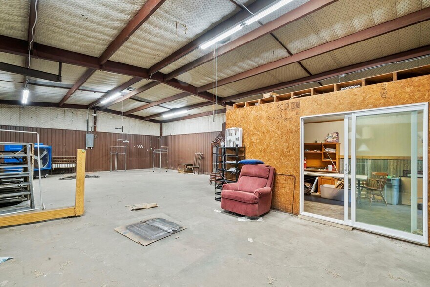 More Photos Of 2105 NE 2nd St, Mineral Wells Warehouse For Sale