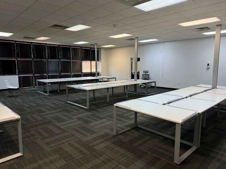 More Photos Of 138 Commerce Ctr, Greenville Light Distribution For Lease