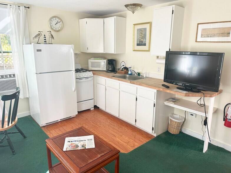 More Photos Of 25 Simpsons Ln, Edgartown Hotel For Sale