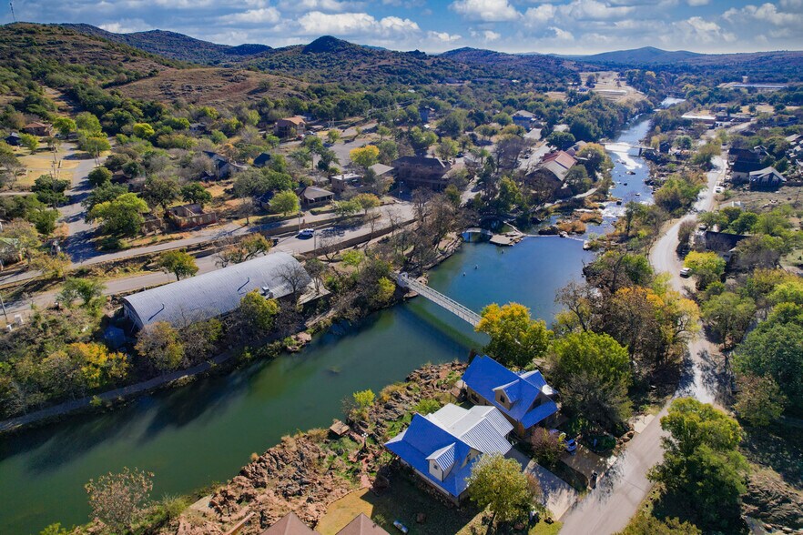 More Photos Of 140 E Lake Dr, Medicine Park Restaurant For Sale