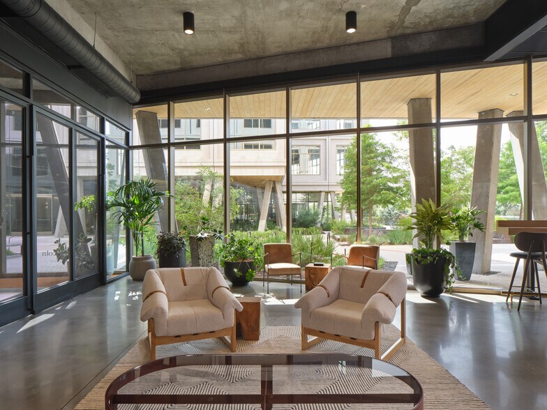 More Photos Of 3232 E Cesar Chavez St, Austin Unknown For Lease