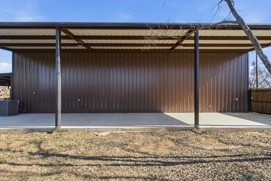 More Photos Of 7816 Lous Ct, Fort Worth Office For Sale