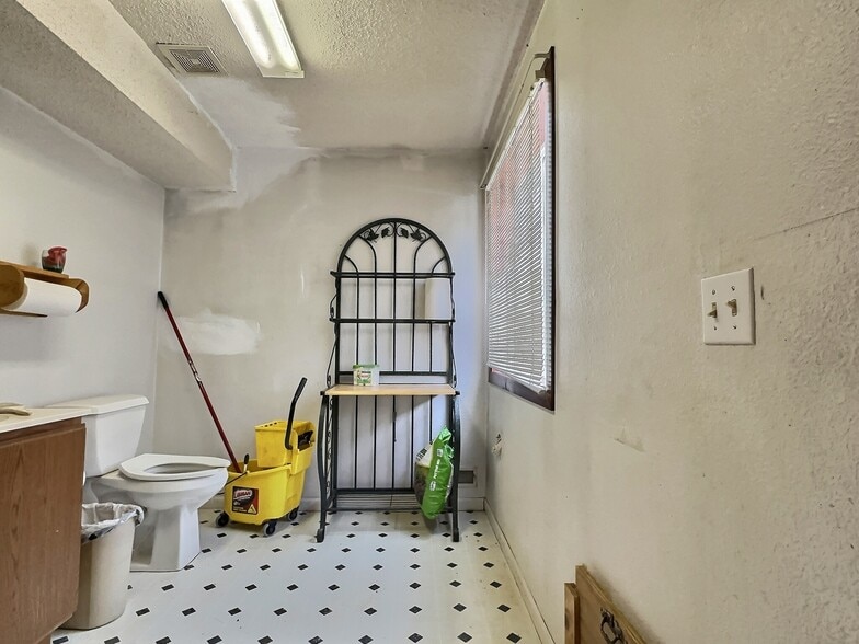 More Photos Of 130 Commercial Ln, Sundance Office For Sale