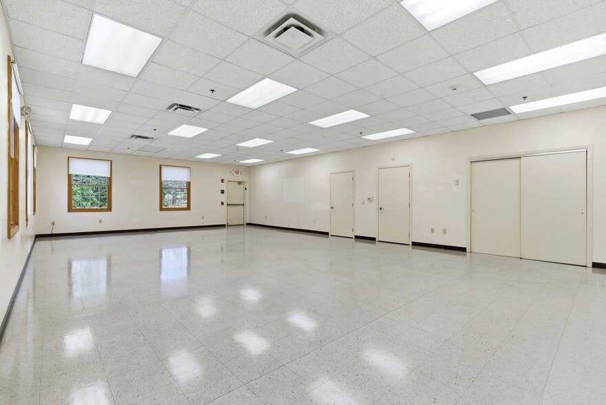More Photos Of 86 Coraopolis Rd, Coraopolis Daycare Center For Lease