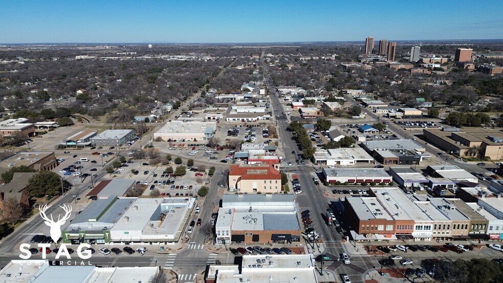 More Photos Of 208 W Oak St, Denton Storefront For Lease