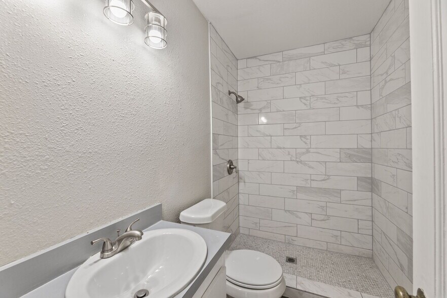 More Photos Of 6826 Baker Blvd, Richland Hills Light Manufacturing For Lease