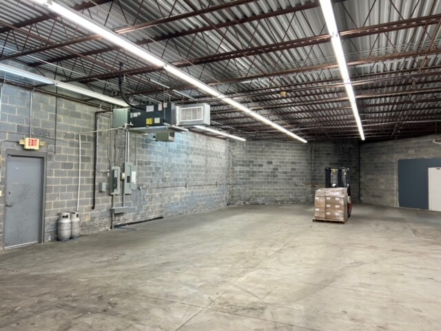 More Photos Of 5104 Reagan Dr, Charlotte Light Distribution For Lease