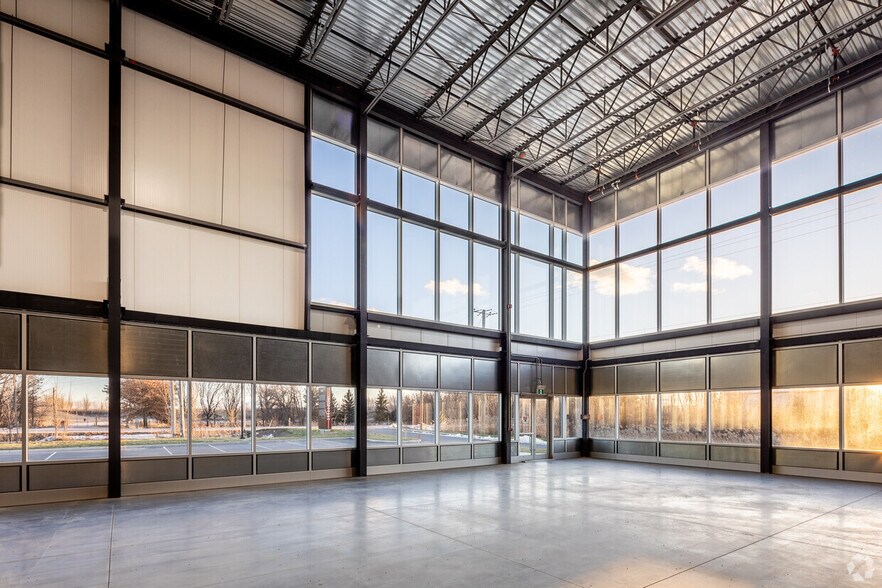 More Photos Of 1075 Boul Bd Gérard-Cadieux, Salaberry-de-valleyfield Distribution For Lease