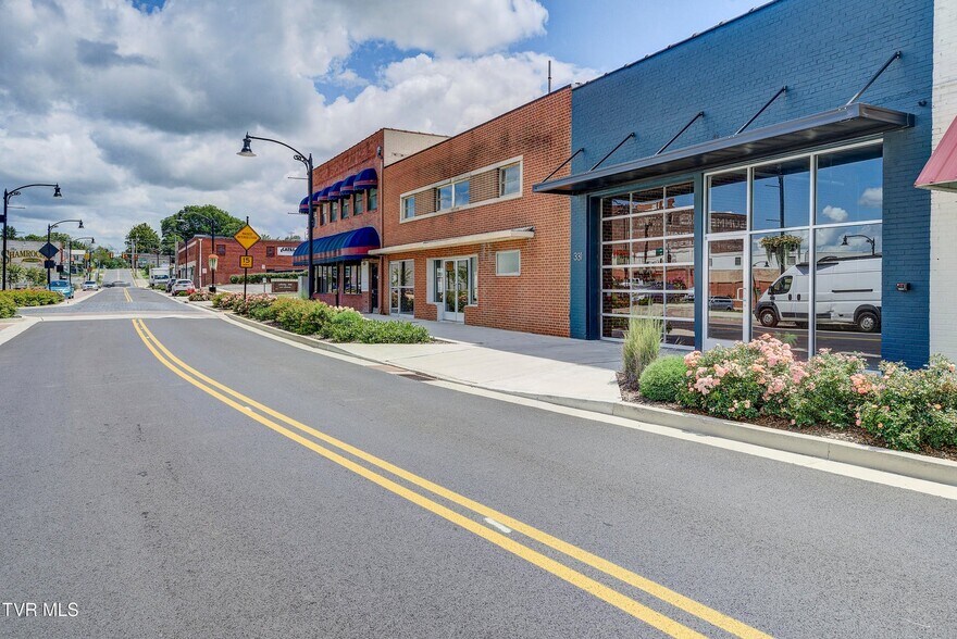 More Photos Of 331 W Walnut St, Johnson City Flex For Sale