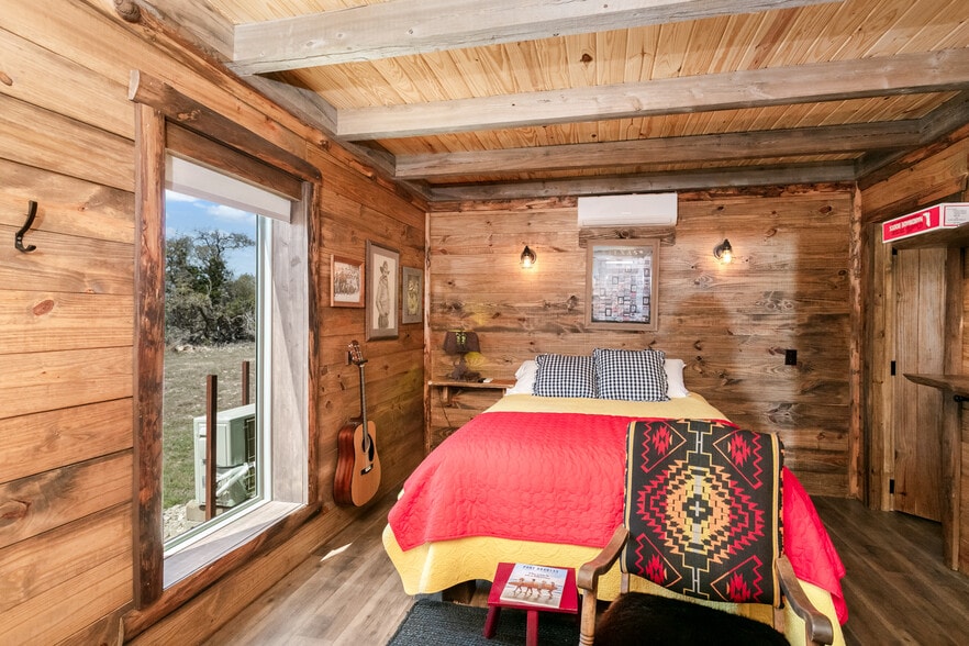 More Photos Of 100 Five Star Trl, Fredericksburg Hotel For Sale