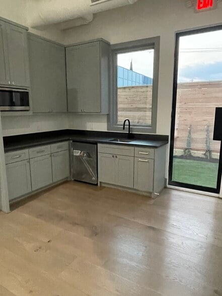 More Photos Of 3315 Mercer St, Houston Office For Sale