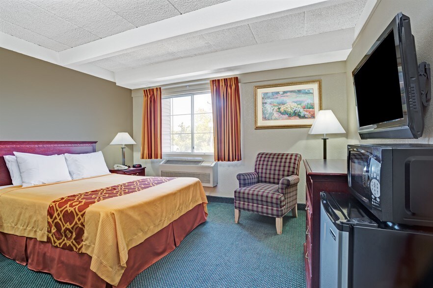 More Photos Of 2216 N Dodge St, Iowa City Hotel For Sale