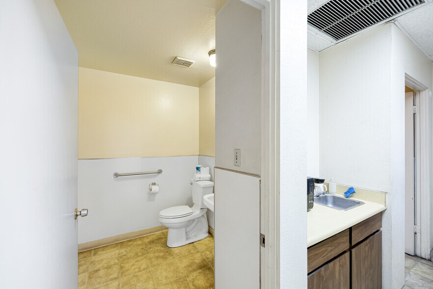 More Photos Of 1010-1016 W Barkley Ave, Orange Warehouse For Sale