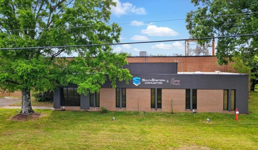 More Photos Of 10901 Carpet St, Charlotte Warehouse For Lease