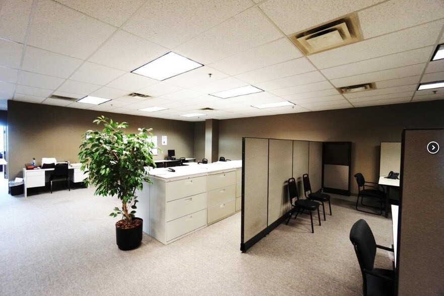 More Photos Of 24401-24415 Halsted Rd, Farmington Hills Light Manufacturing For Lease