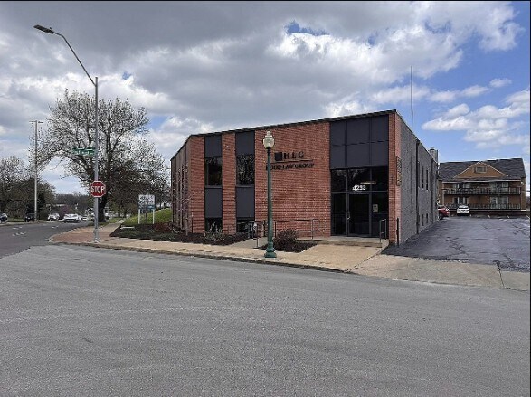 Primary Photo Of 4233 Roanoke Rd, Kansas City Office For Lease