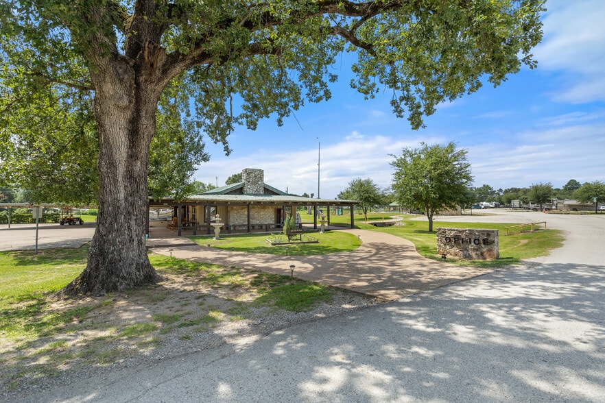 More Photos Of 10855 US Highway 69 N, Tyler Trailer Camper Park For Sale