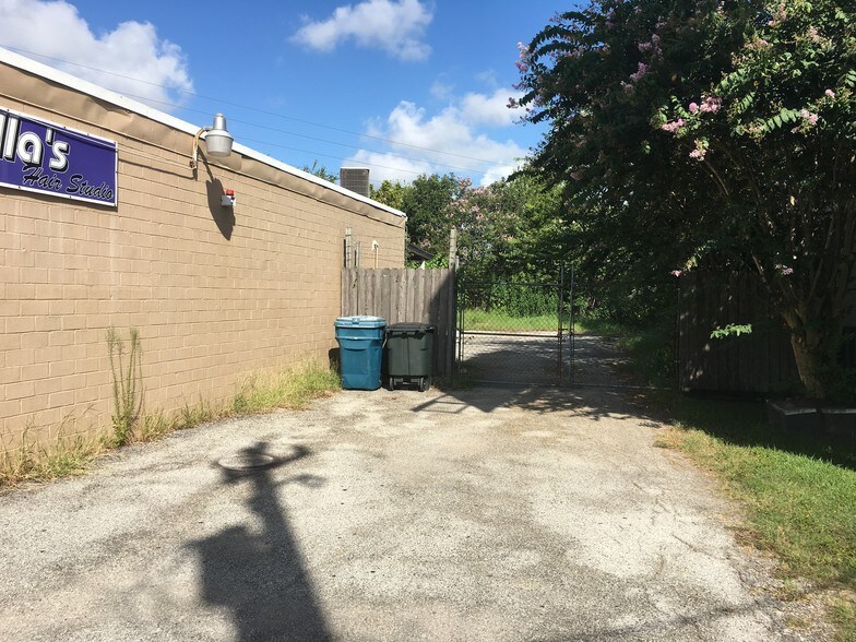 More Photos Of 401-415 Edgebrook Dr, Houston General Retail For Sale