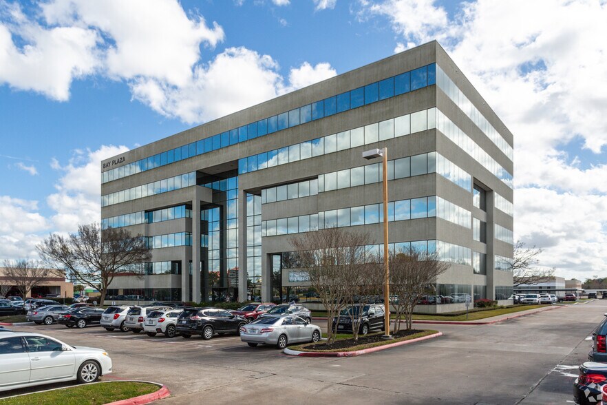 More Photos Of 711 W Bay Area Blvd, Webster Office For Lease